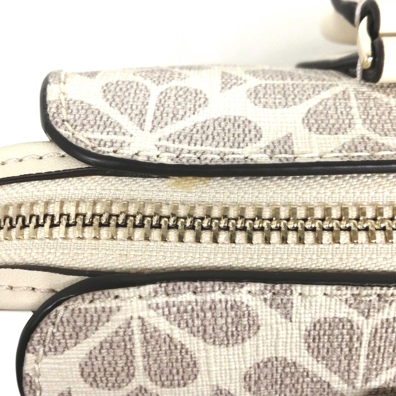 ファスナーの左側に小さなシミがあります。