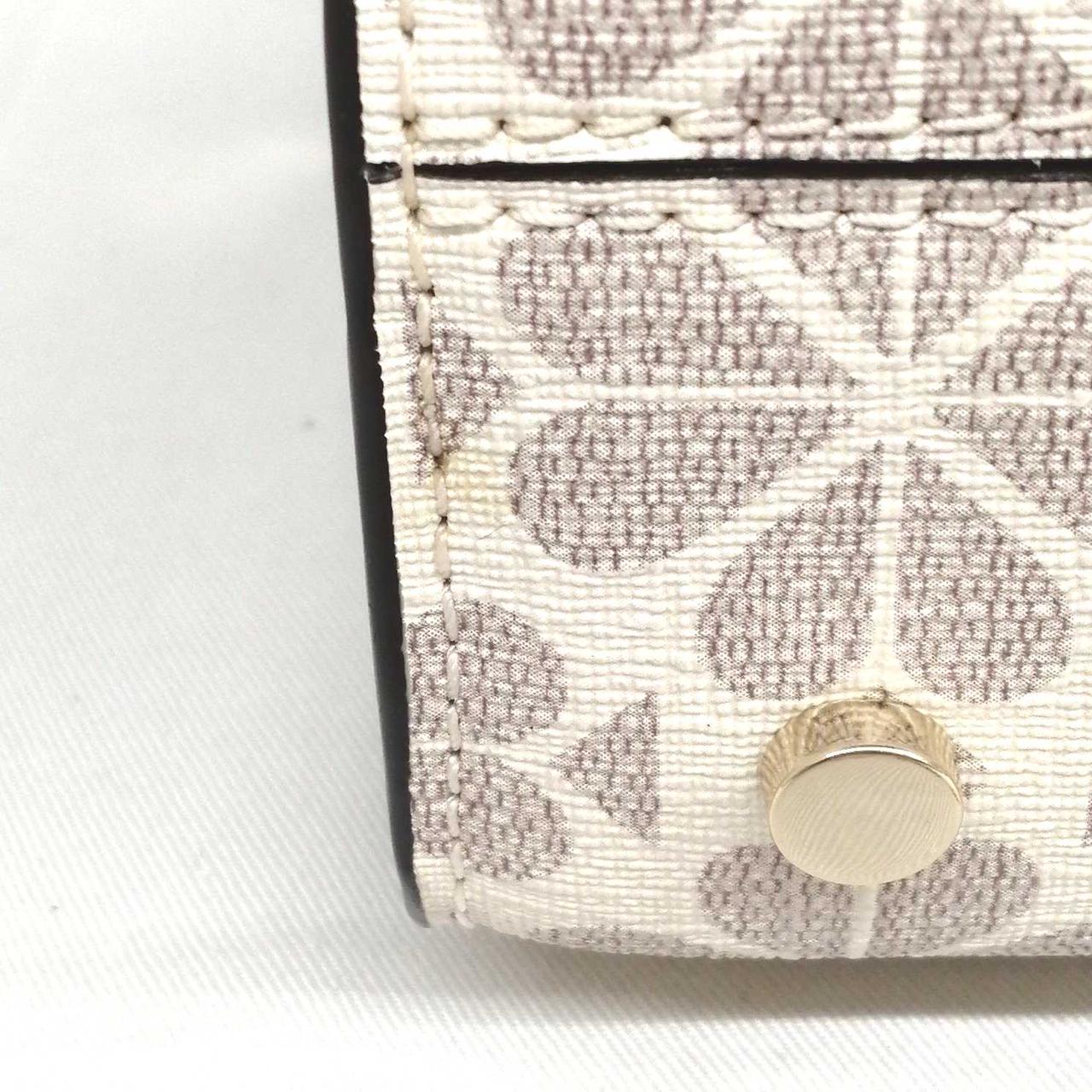 底の左側に薄いシミがあります。