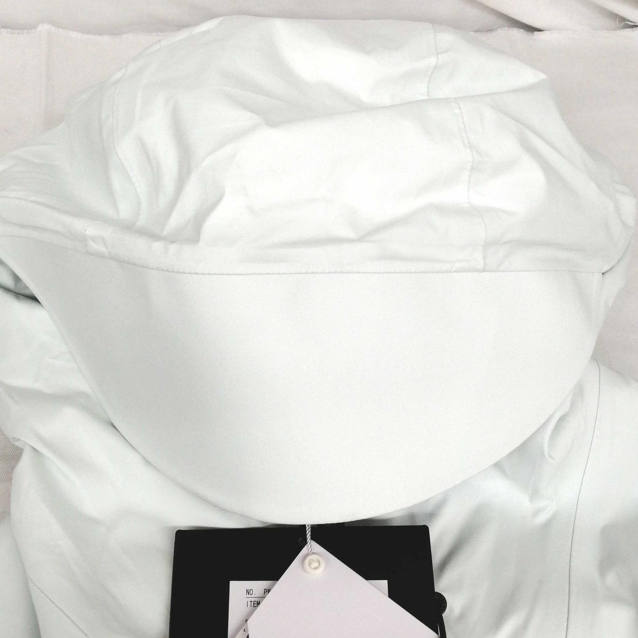 フードにツバが付いてます。