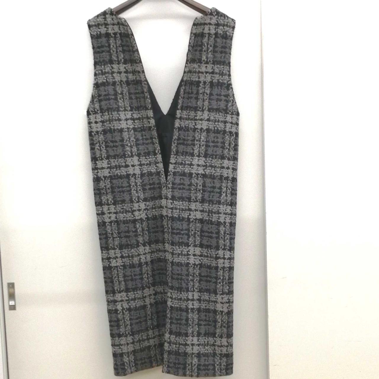 後ろのファスナーは腰付近まで下ります。