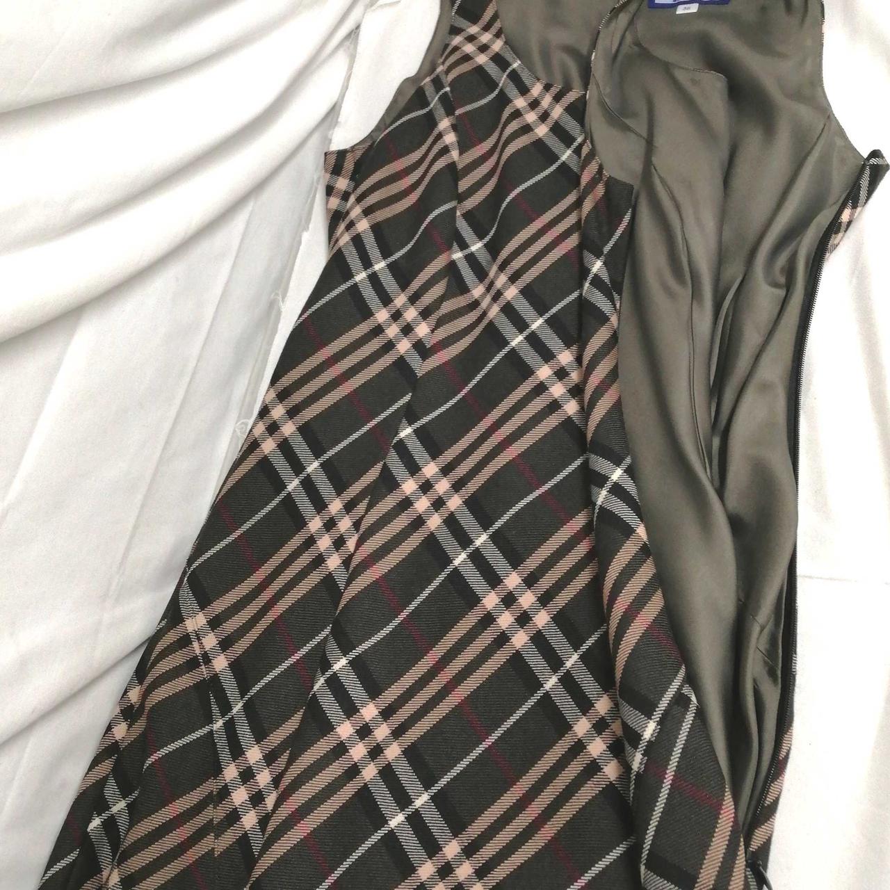 脇のファスナーは腰付近まで下ります。