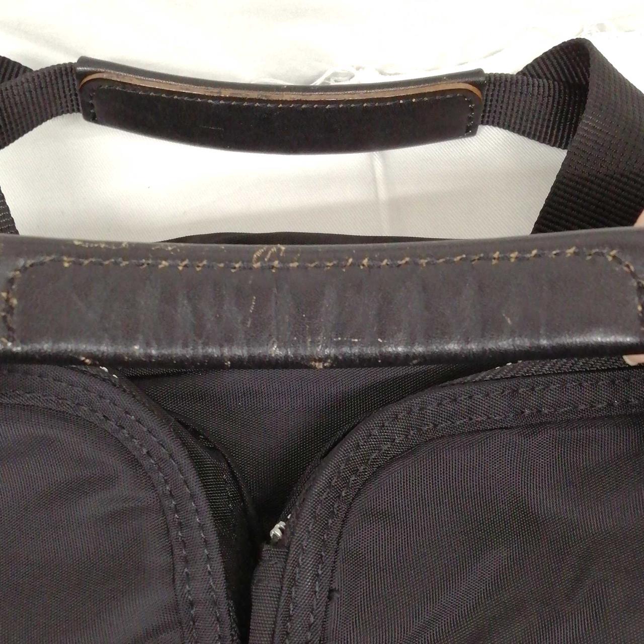 持ち手の皮の部分に少しキズがあります。