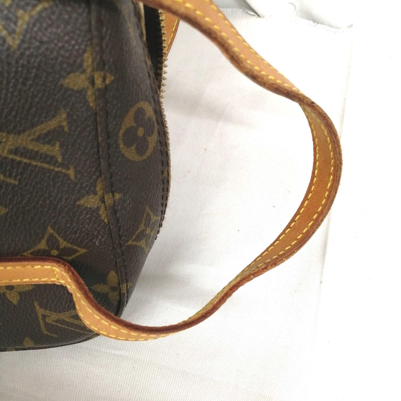 持ち手側面少々擦れあります。