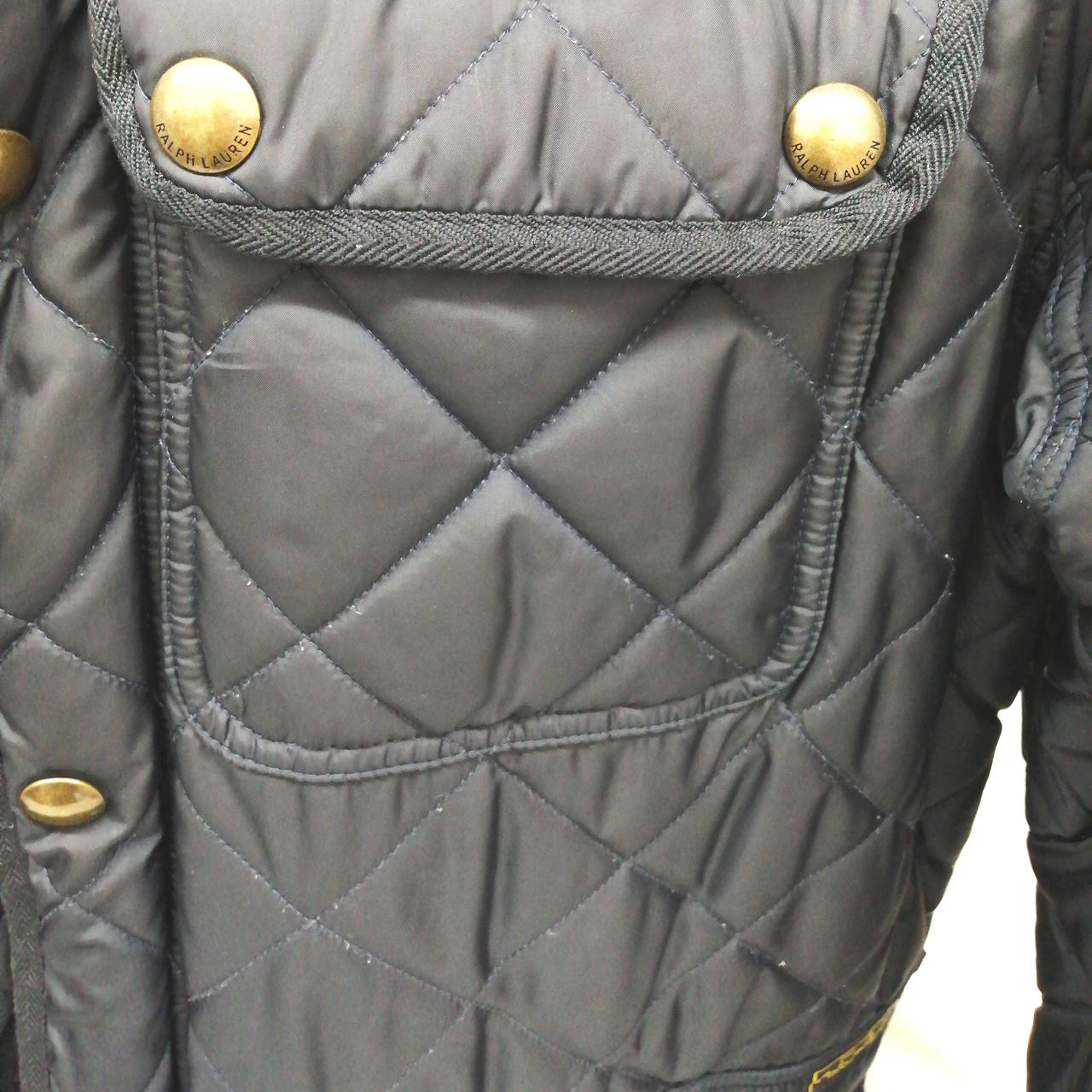 全体的に縫い目から綿が少々出てます。