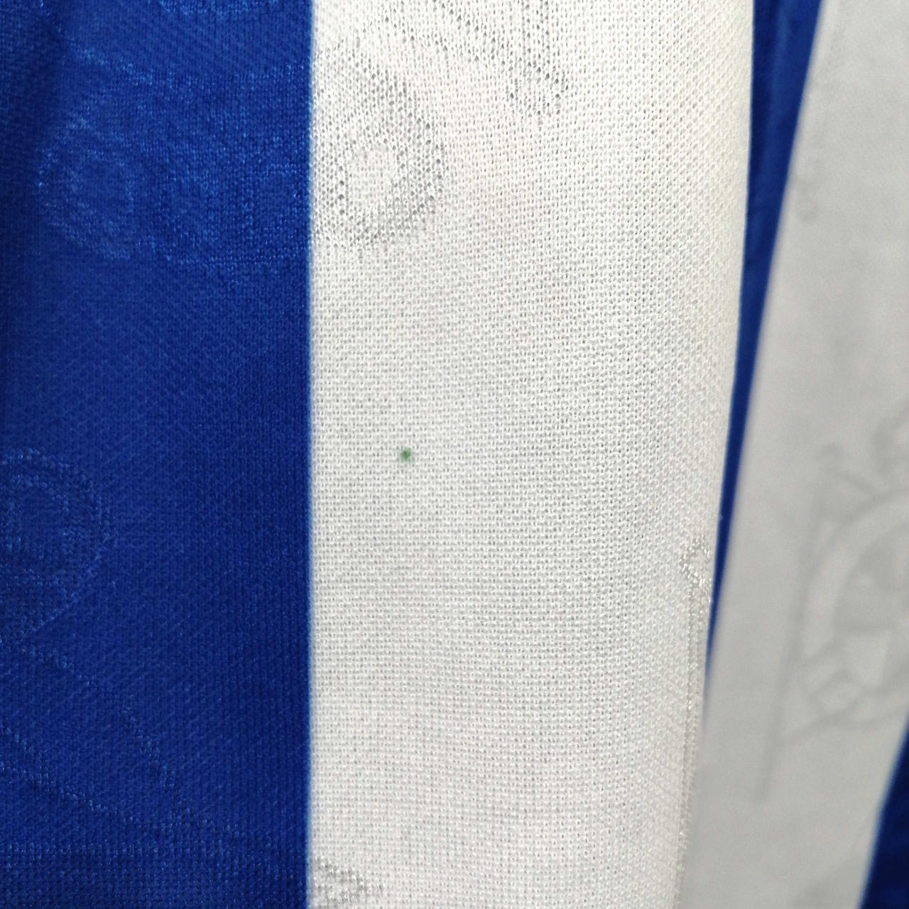 前中央下付近に小さなシミあります。