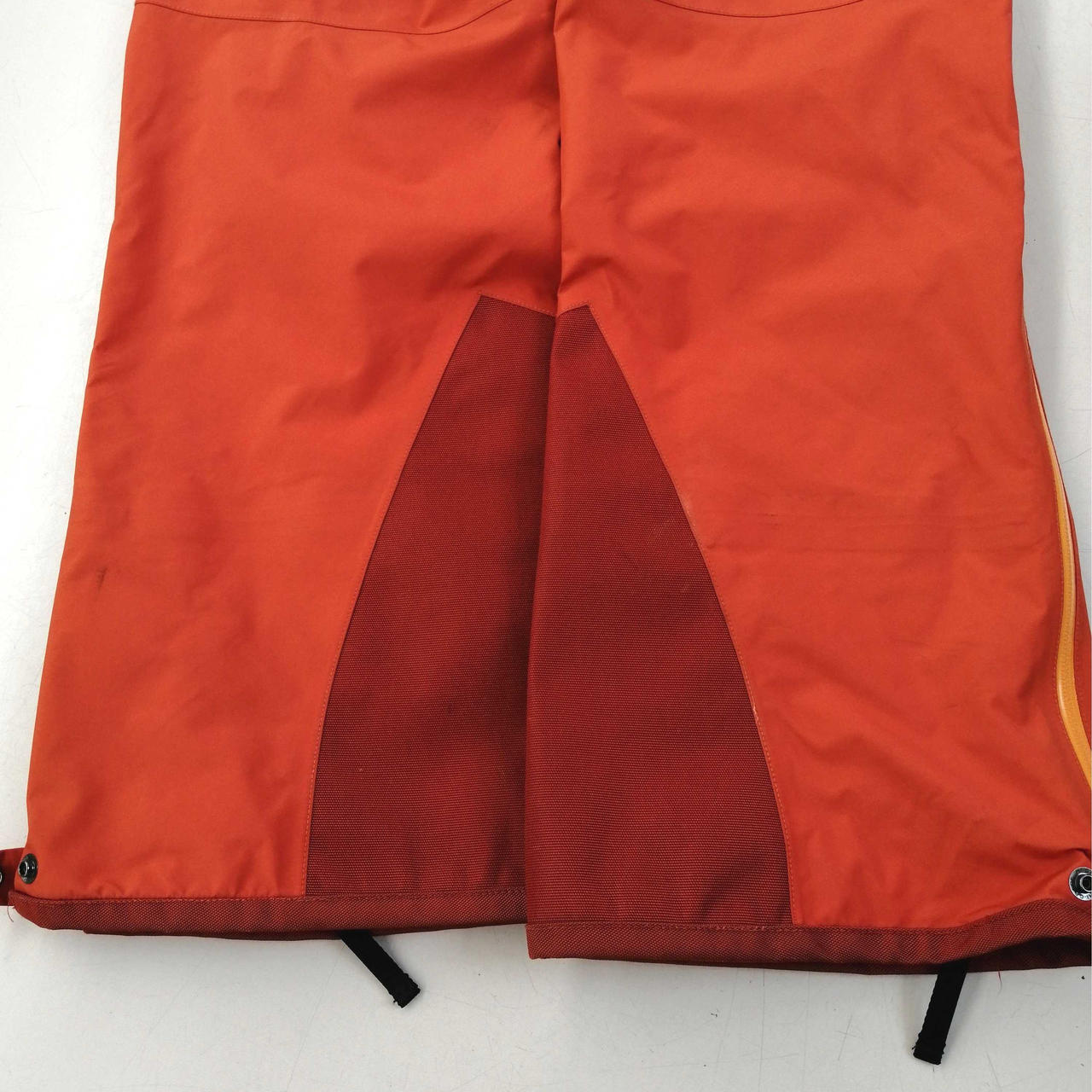 裾に汚れがございます。