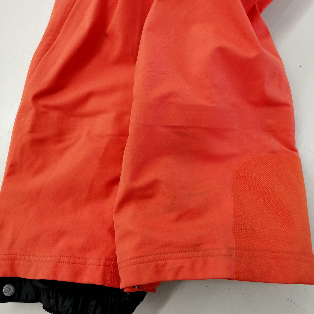 裾に汚れございます。