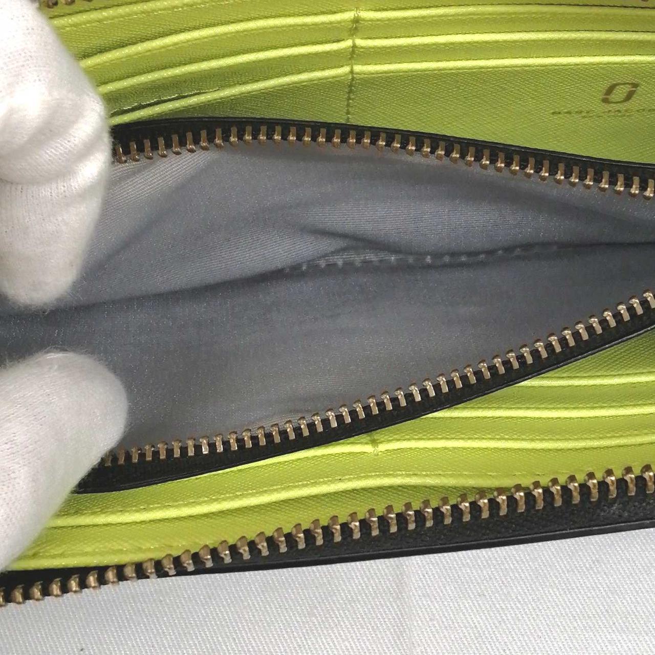 小銭入れに汚れがございます。