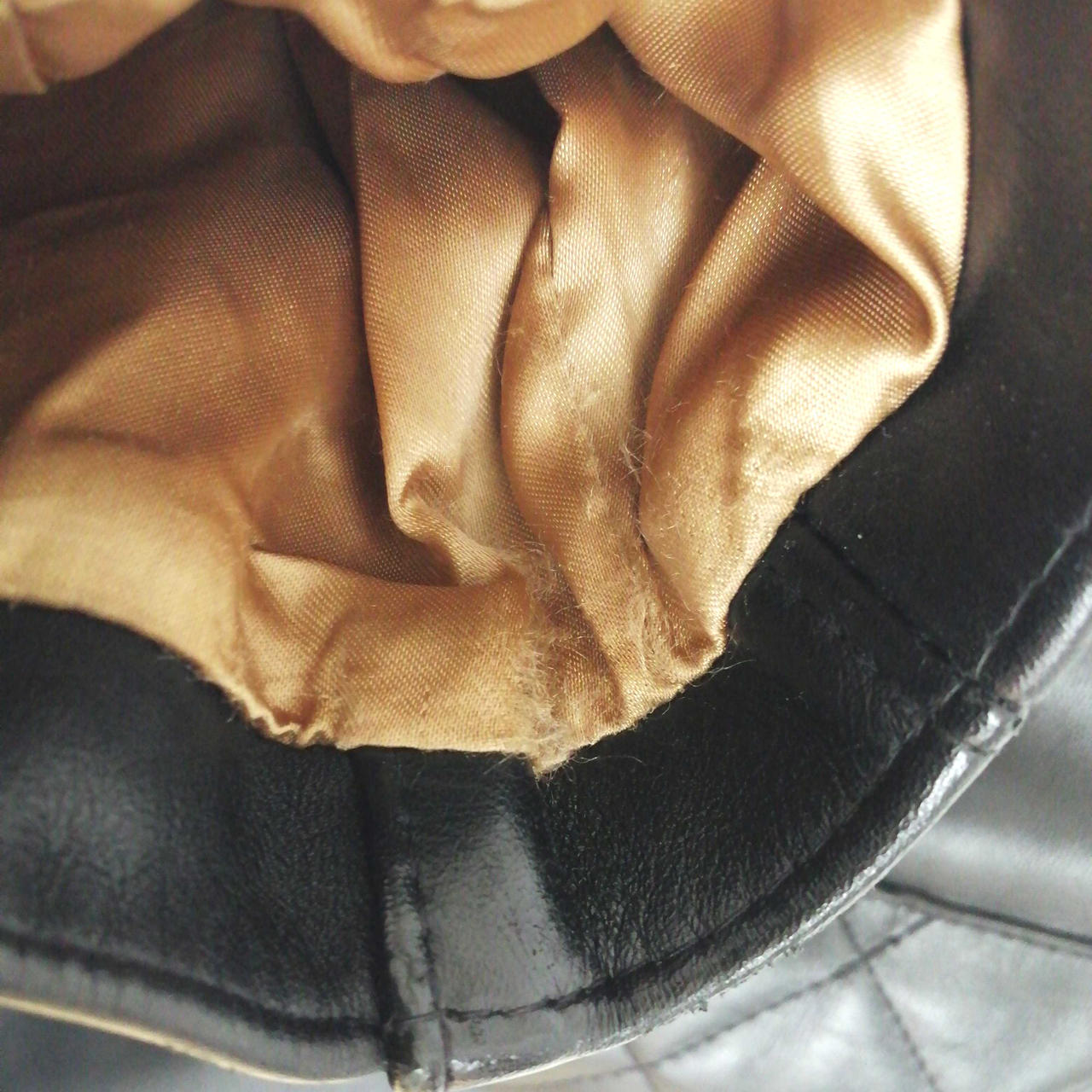 袖の裏地傷みあります。