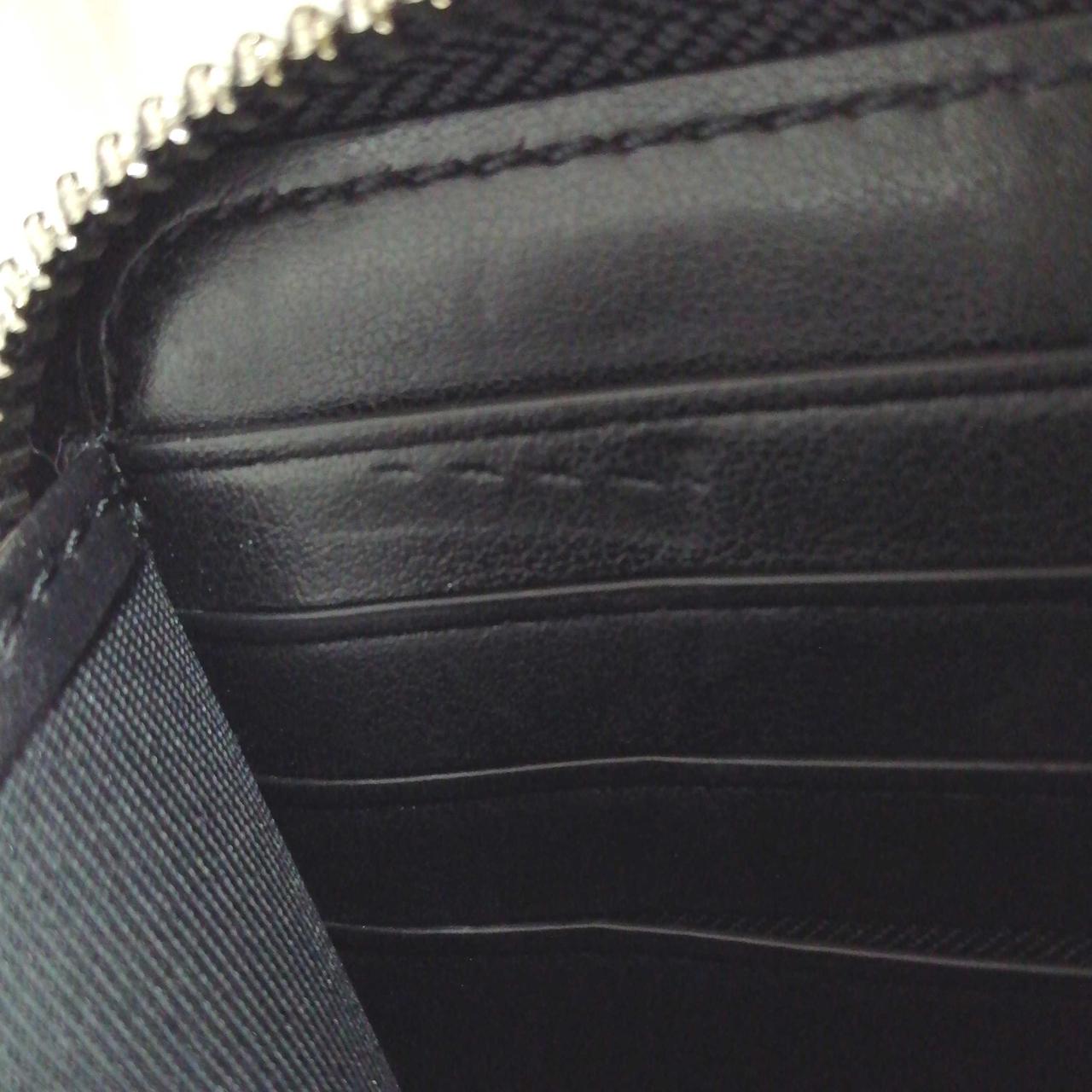 ファスナー跡4カ所あります。