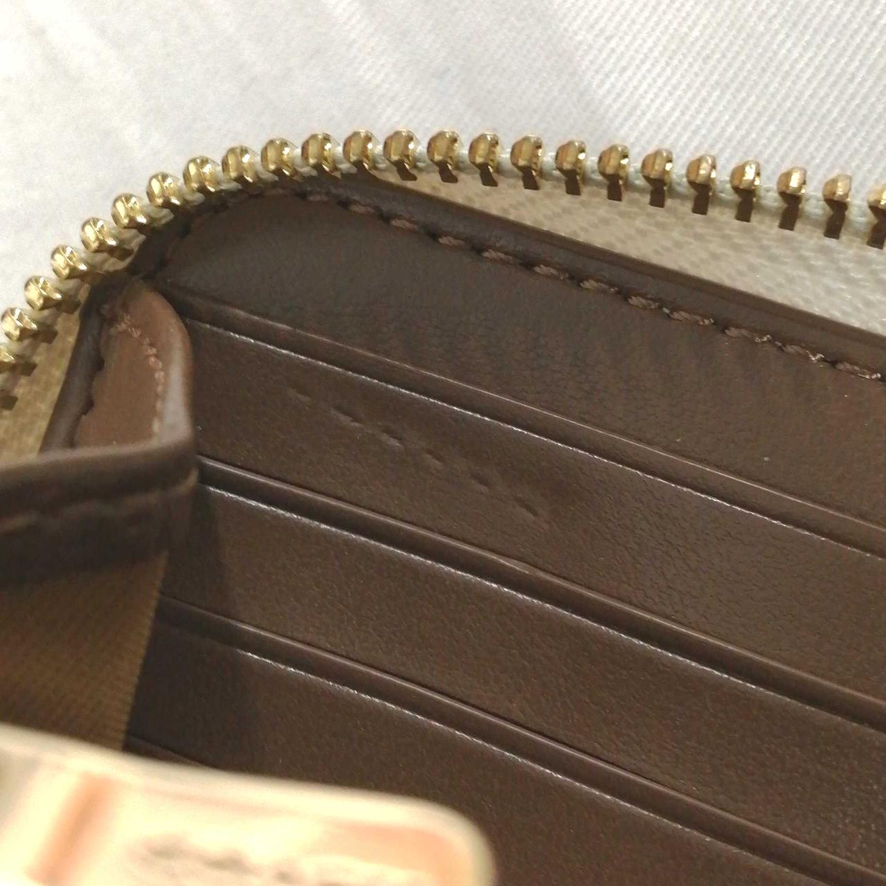 ファスナー跡4カ所あります