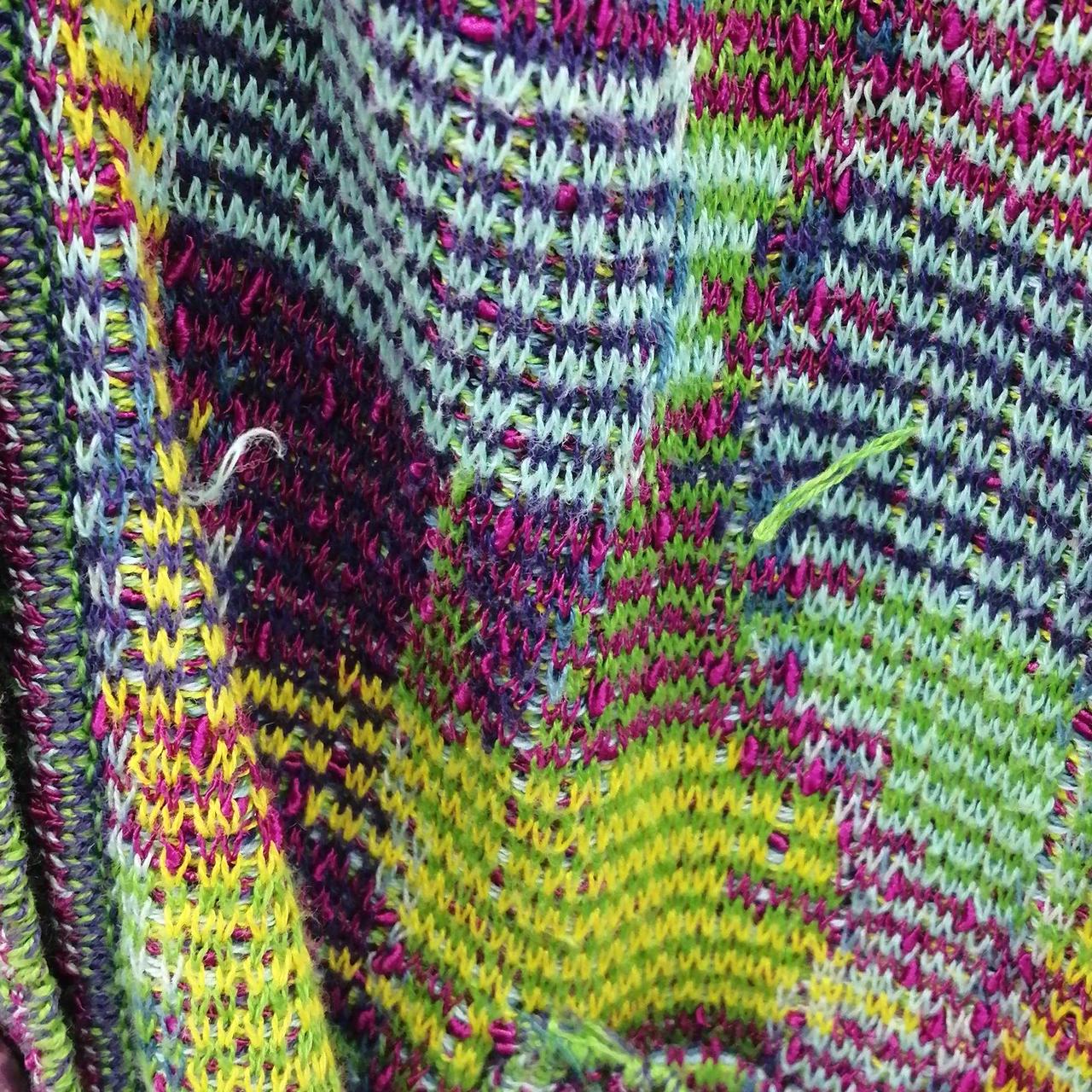 右下辺りに糸ほつれございます。