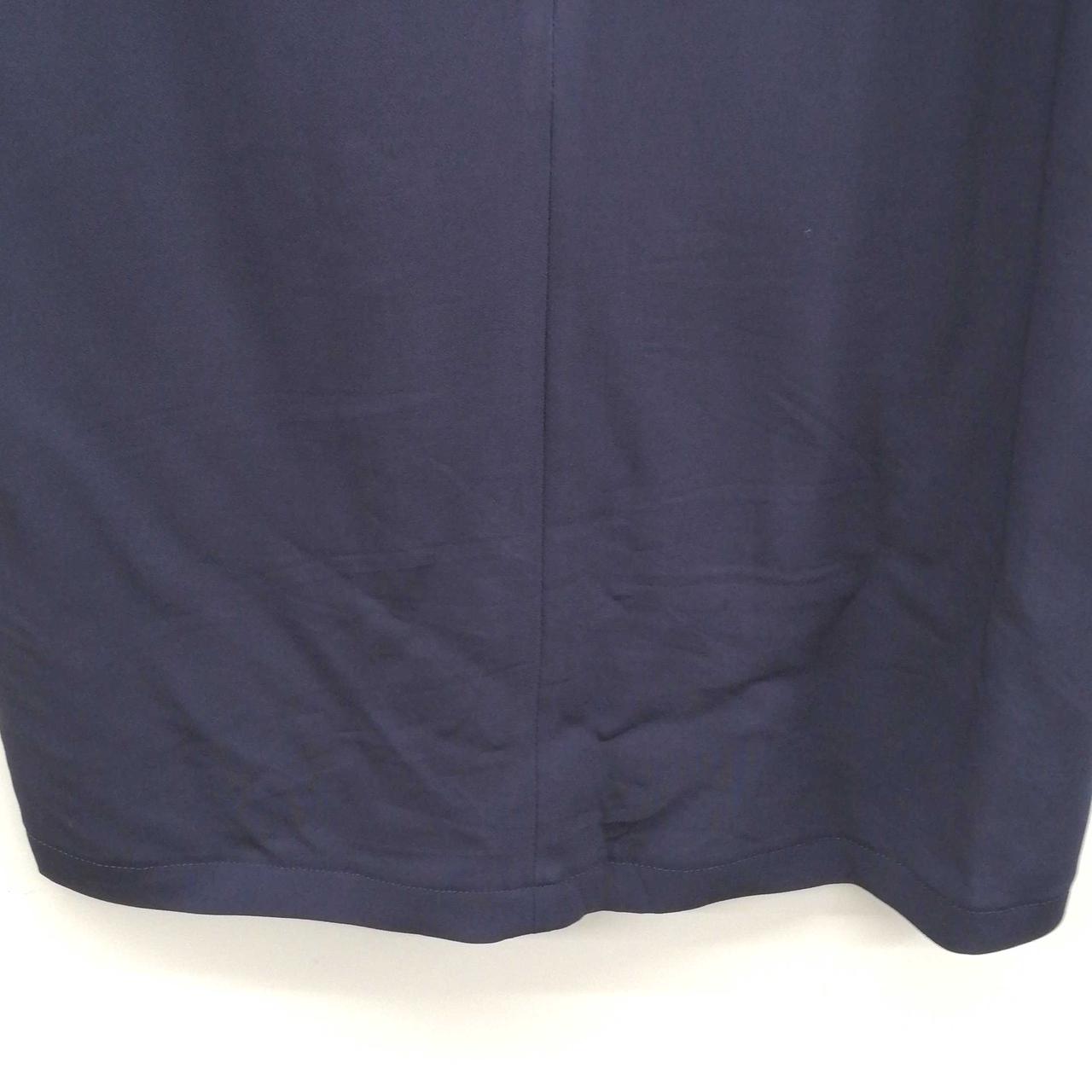 裾あたりにシワございます。