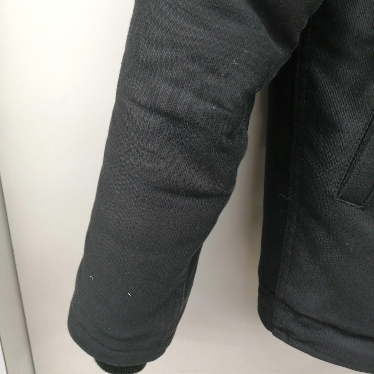 右腕に少し色焼けあります。