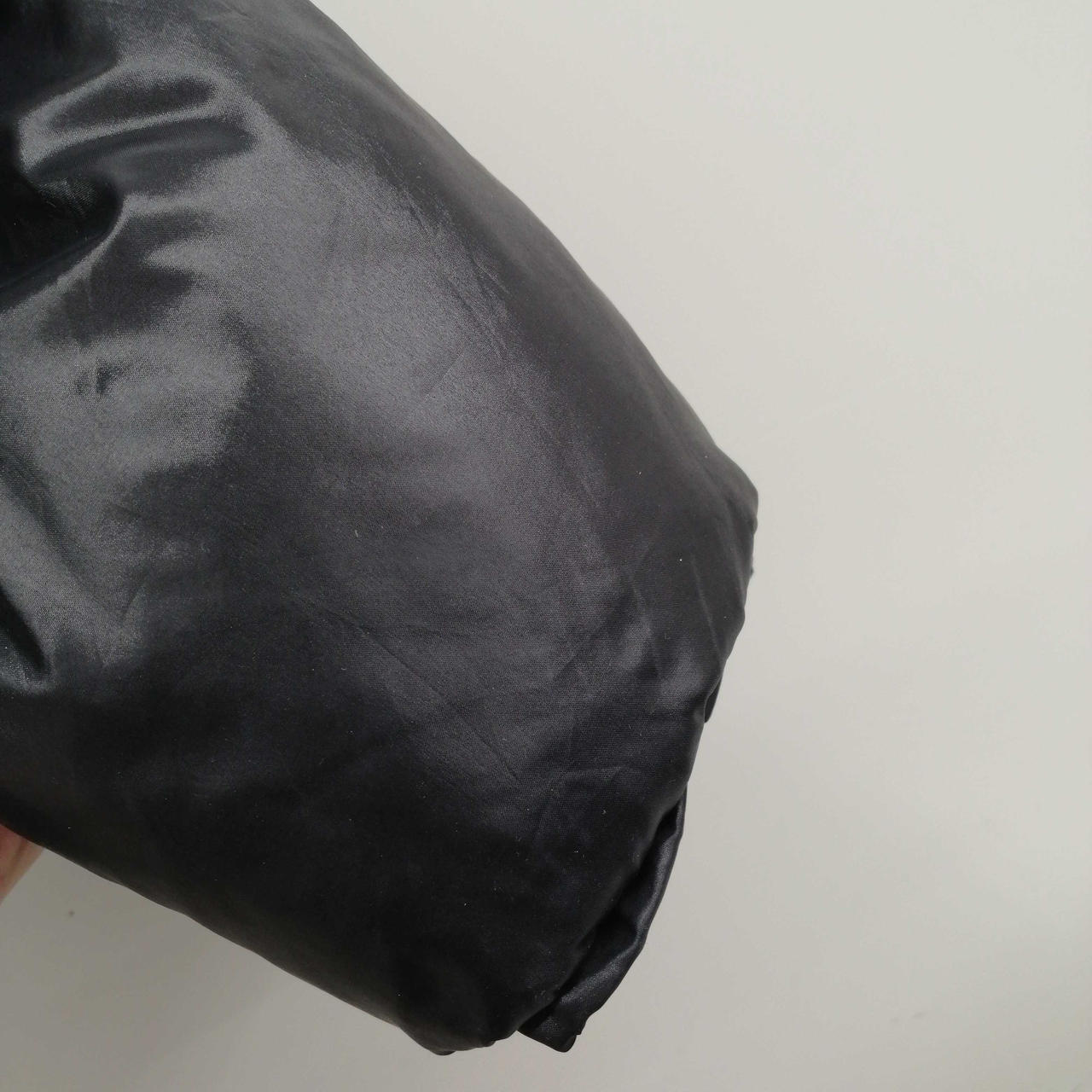 左袖に線の様な白いシミが数箇所あります。
