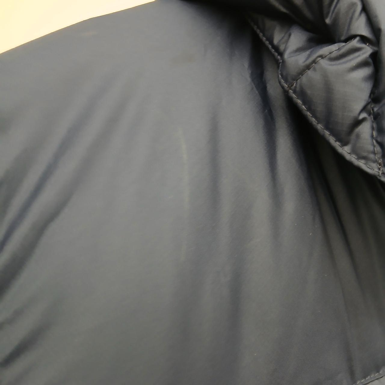 右肩にも白筋と黒いシミがございます。