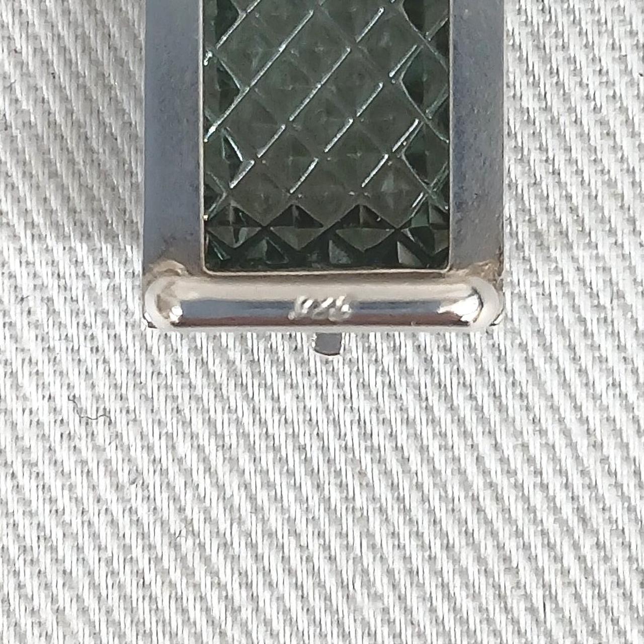 925