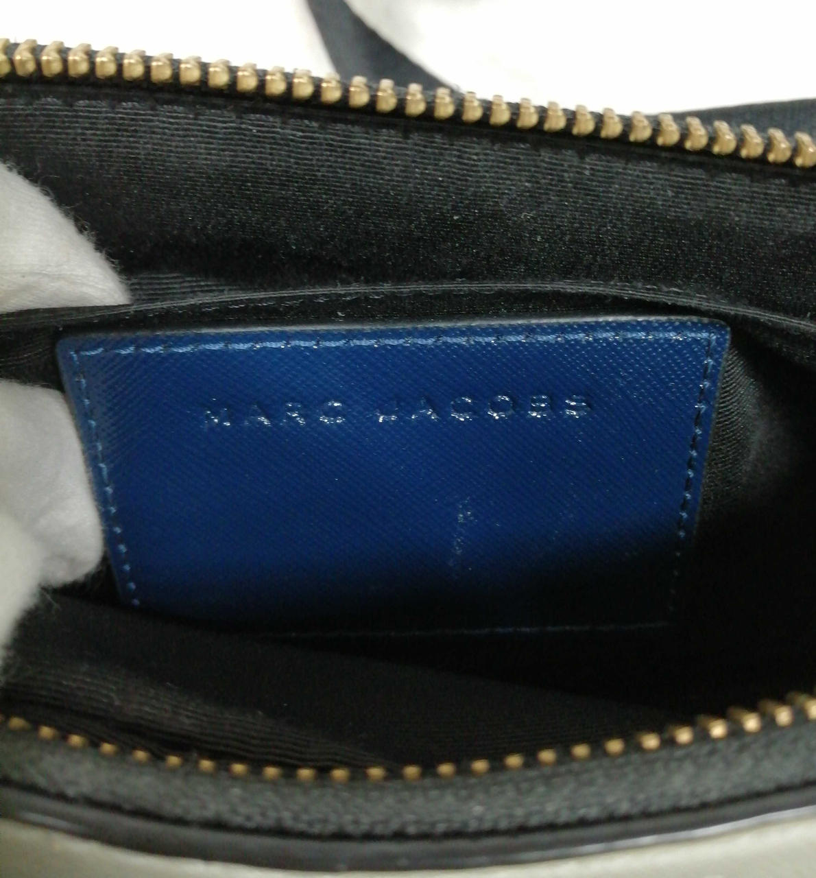 プレート中央部分にキズあり