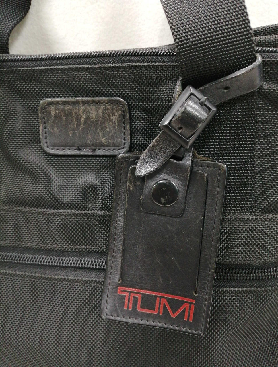 皮部分にキズ汚れあり