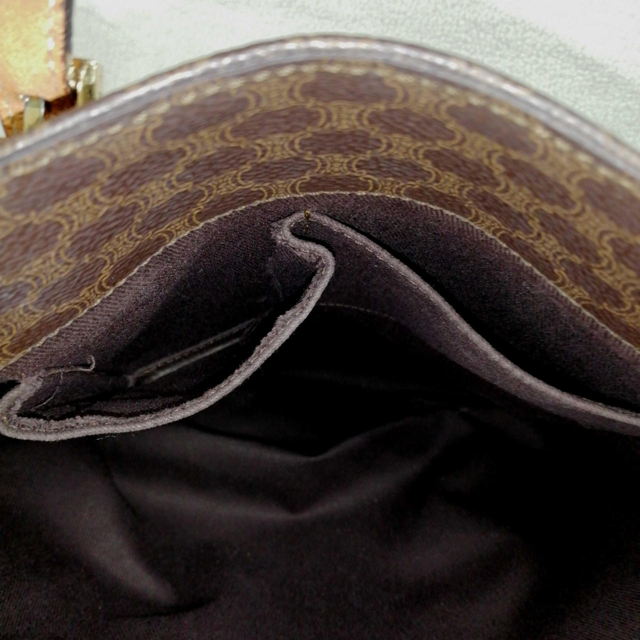 ポケット内部糸のほつれあり