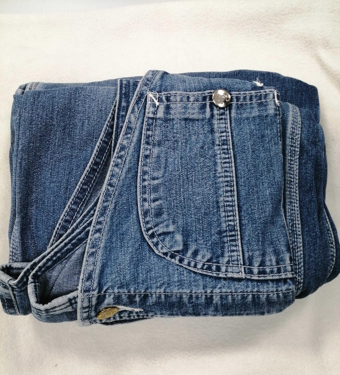 たたんで箱に入れての発送になります。