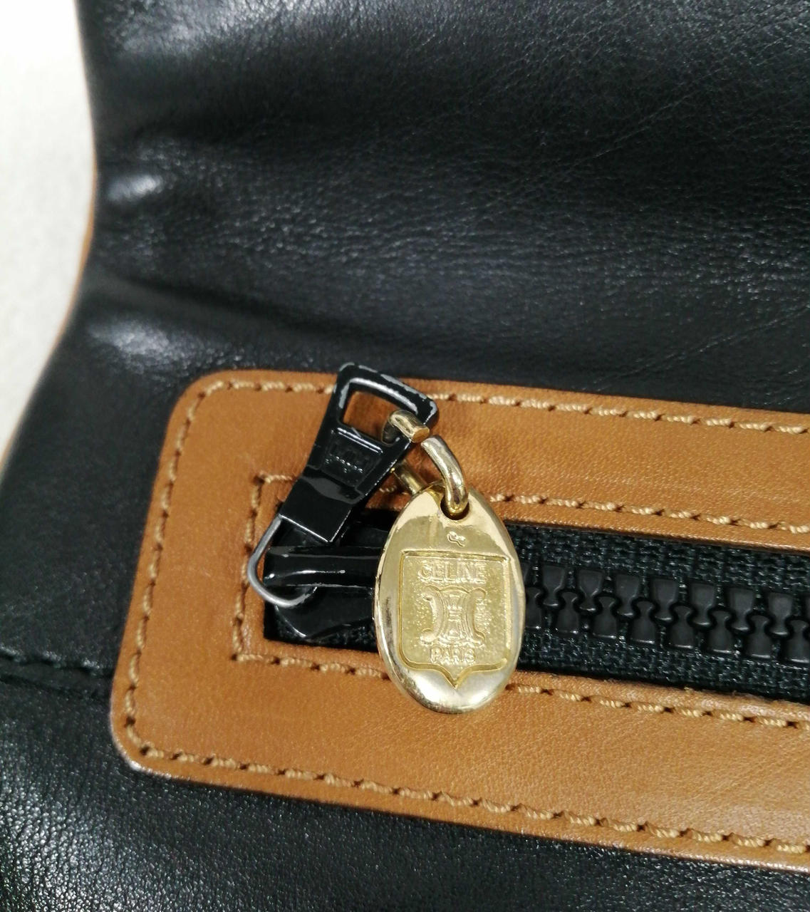 ファスナー金具塗装ハゲあり