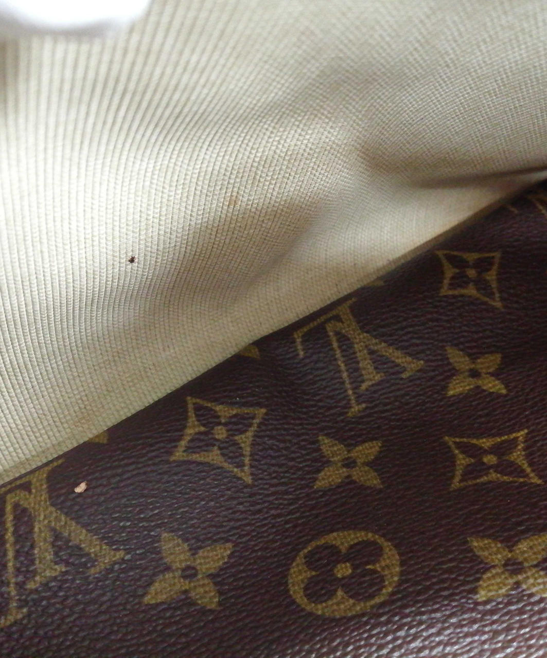 底部部分変色あり