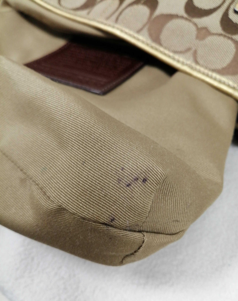 内側底部部分にボールペン汚れあり