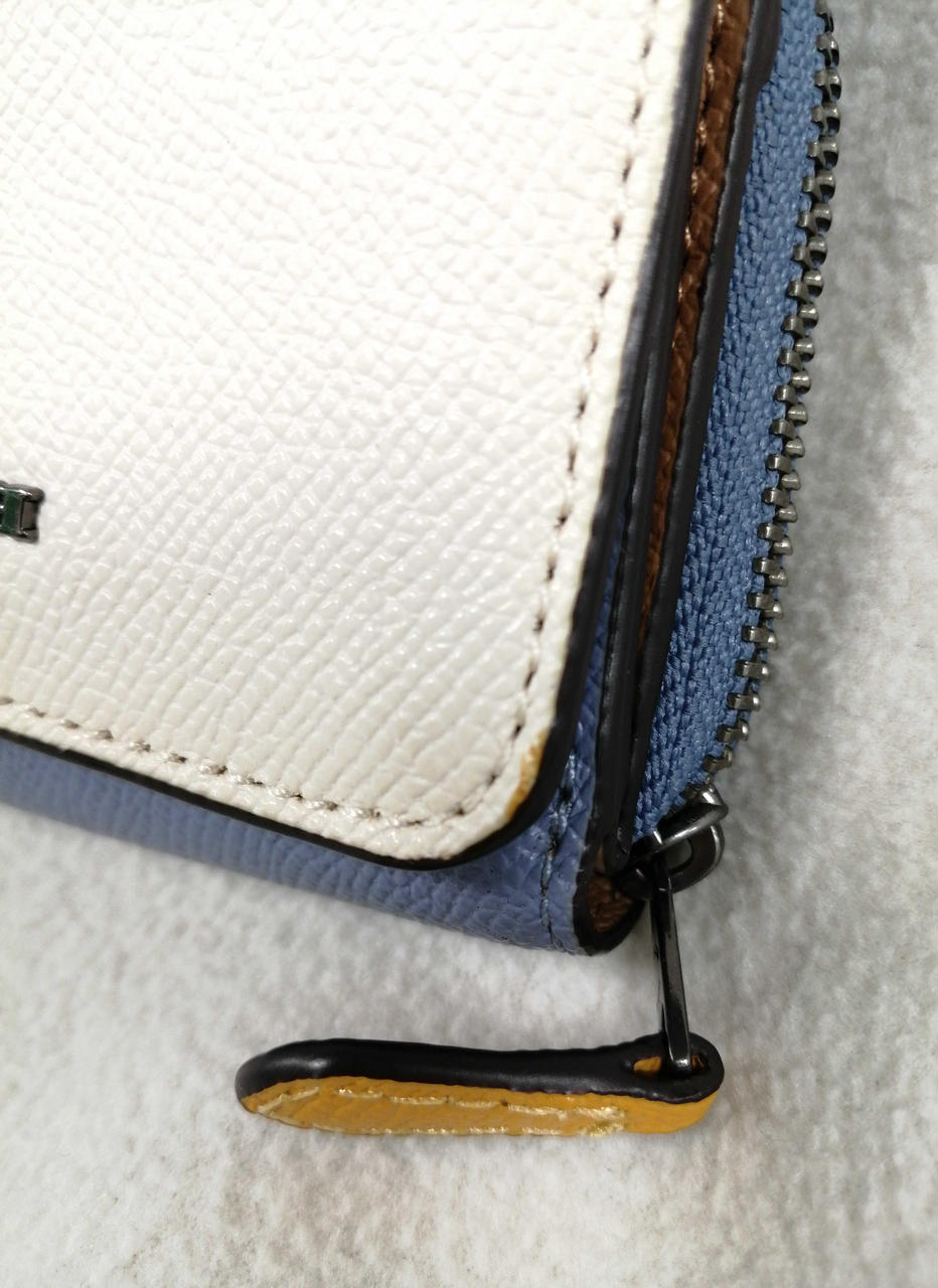 白い部分角に黄色い汚れあり