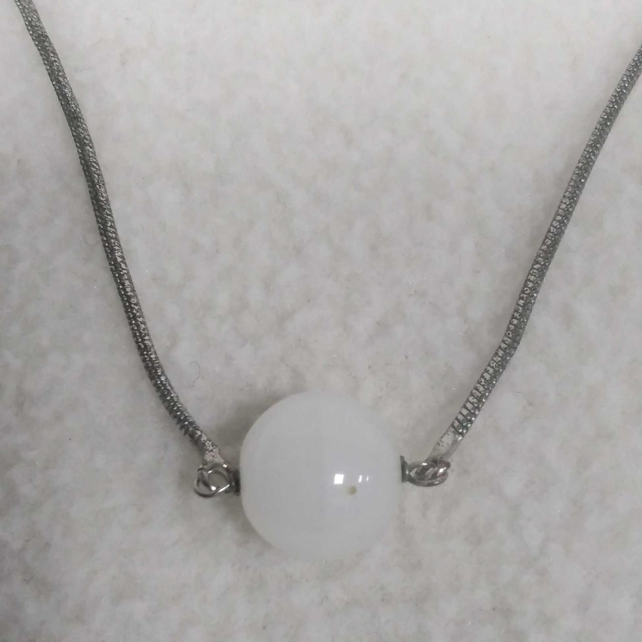 黒い小さい点があります