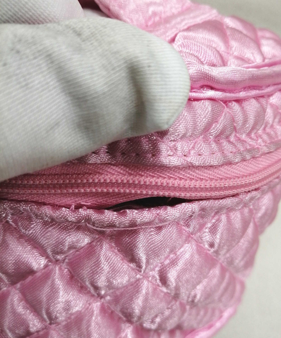 糸のほつれで穴あきあり