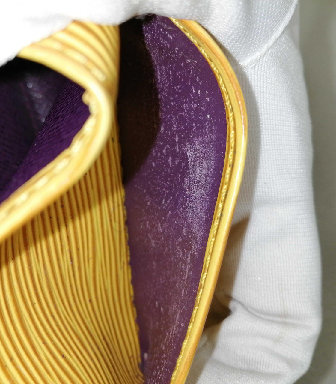 カードケース部分
ハガレ・ベタつきあり