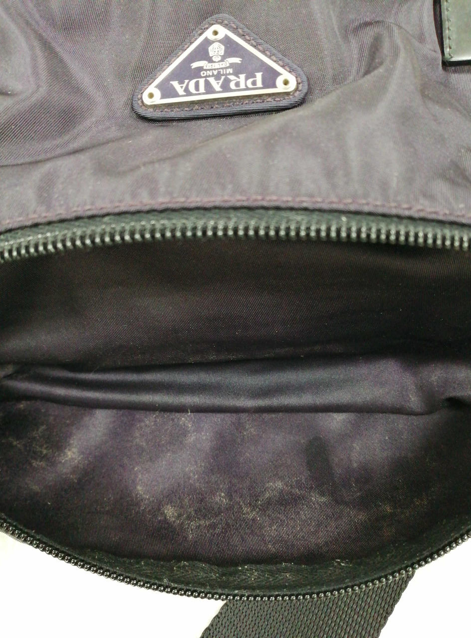 外側収納の内側ベタつき・汚れあり