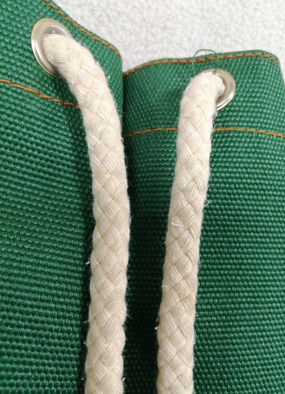 紐部分汚れ・毛羽立ちあり