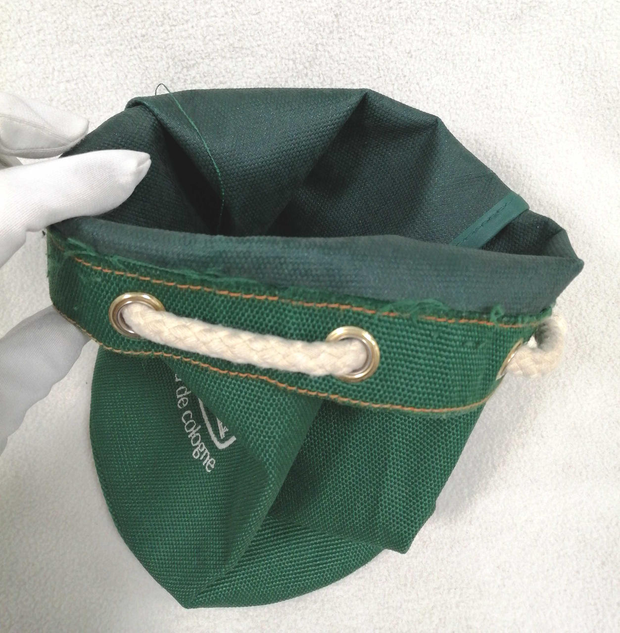 縫い目付近の糸のほつれ・毛羽立ちあり