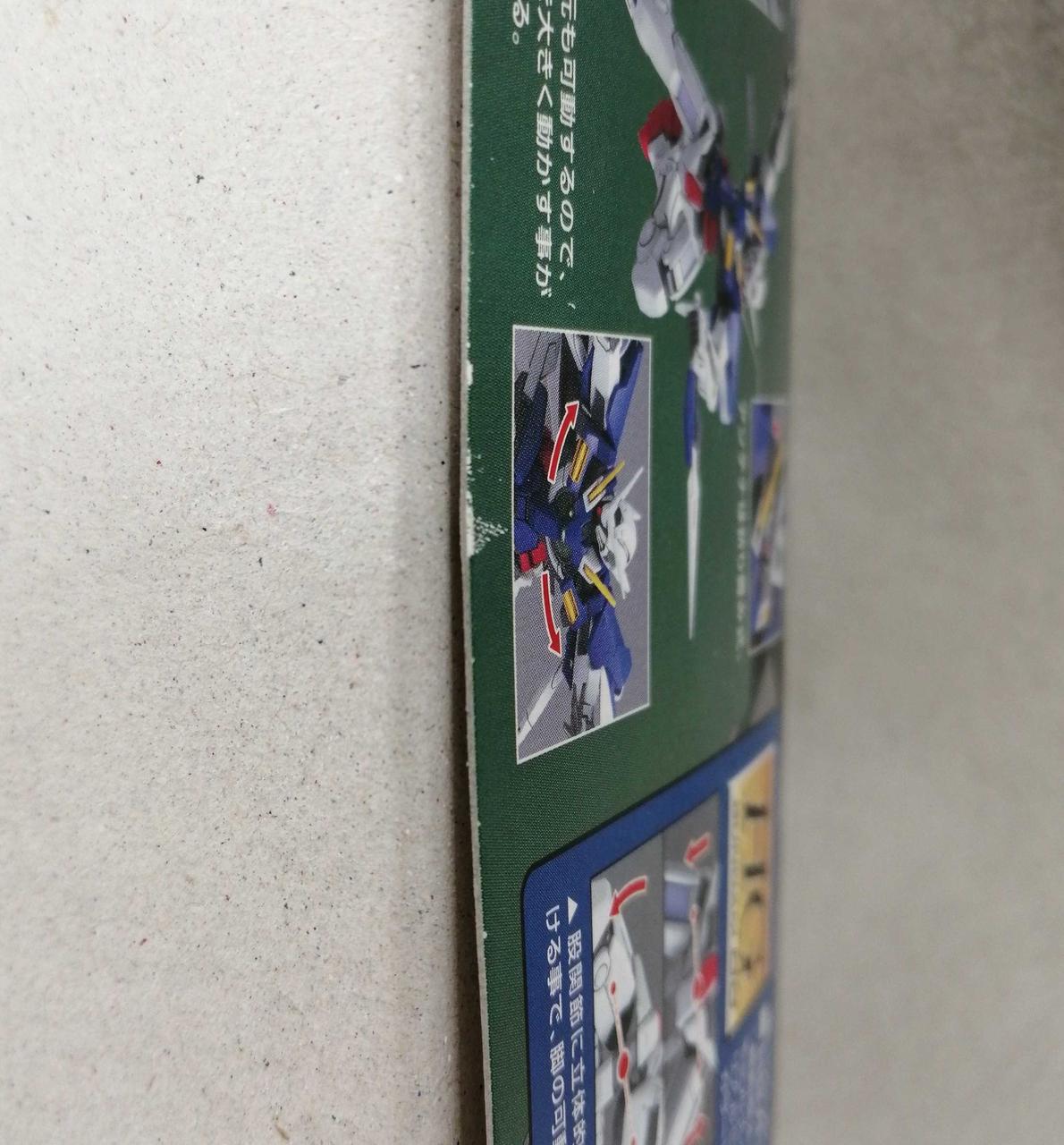 テープを剥がした跡あり