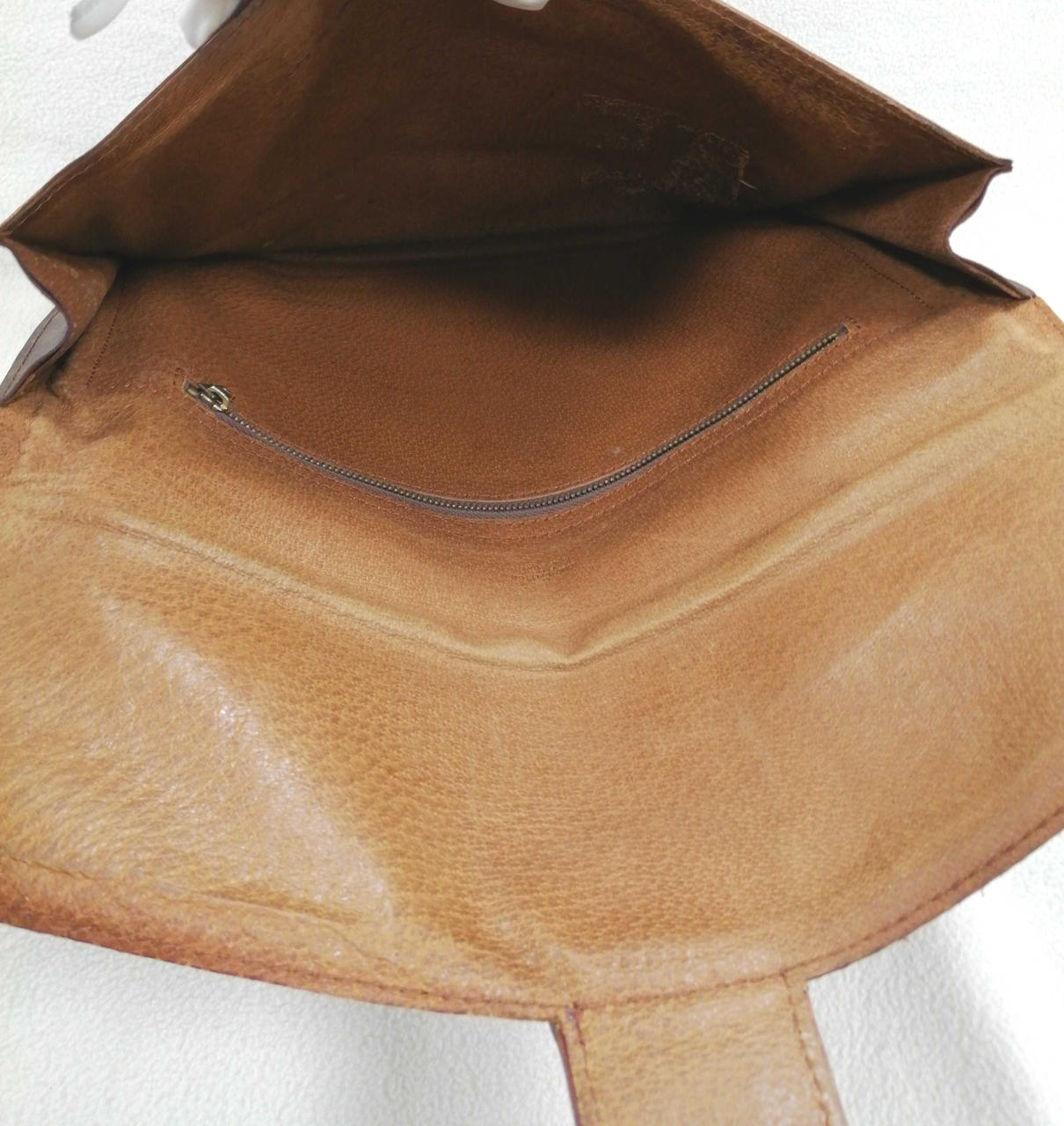 ヨレ・黒ずみ・汚れあり