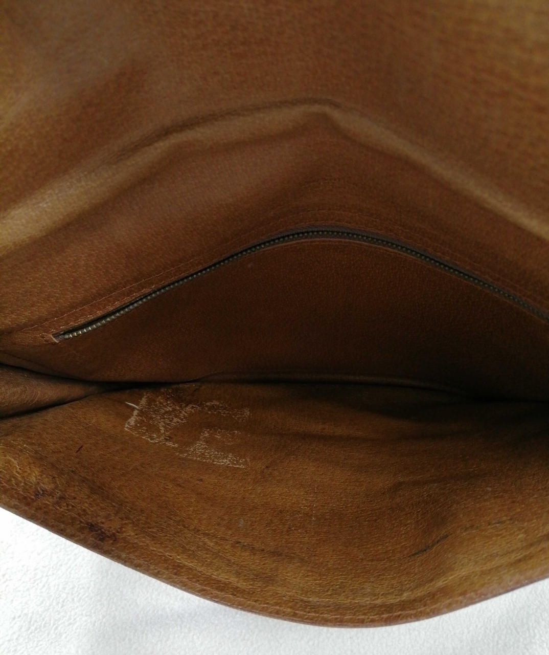 ヨレ・黒ずみ・汚れ・はがれあり