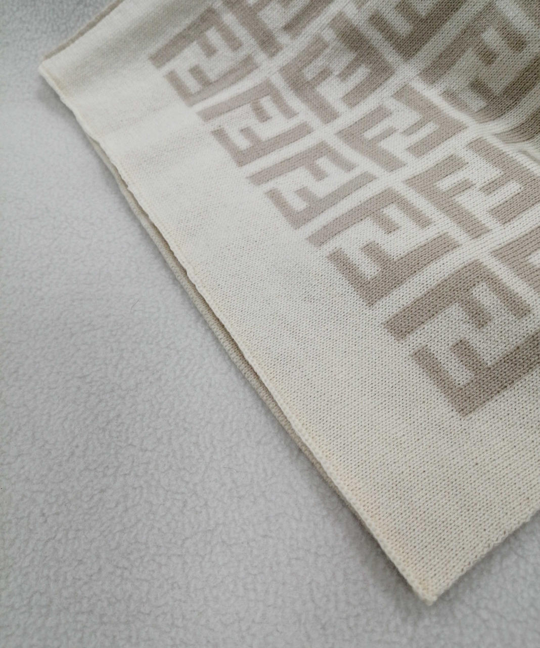 少々ヘリ部分黄ばみあり