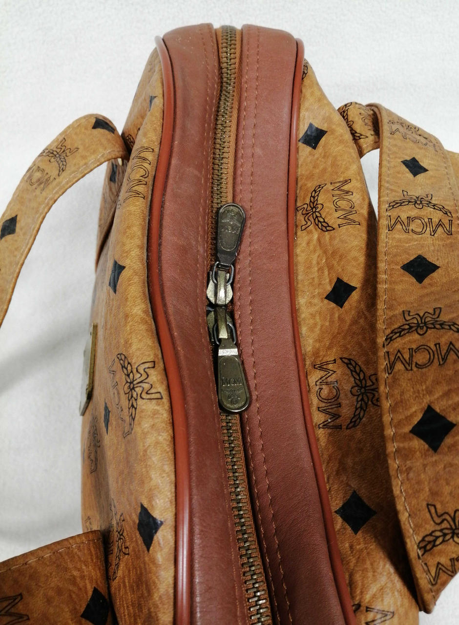 ファスナー金具黒ずみあり