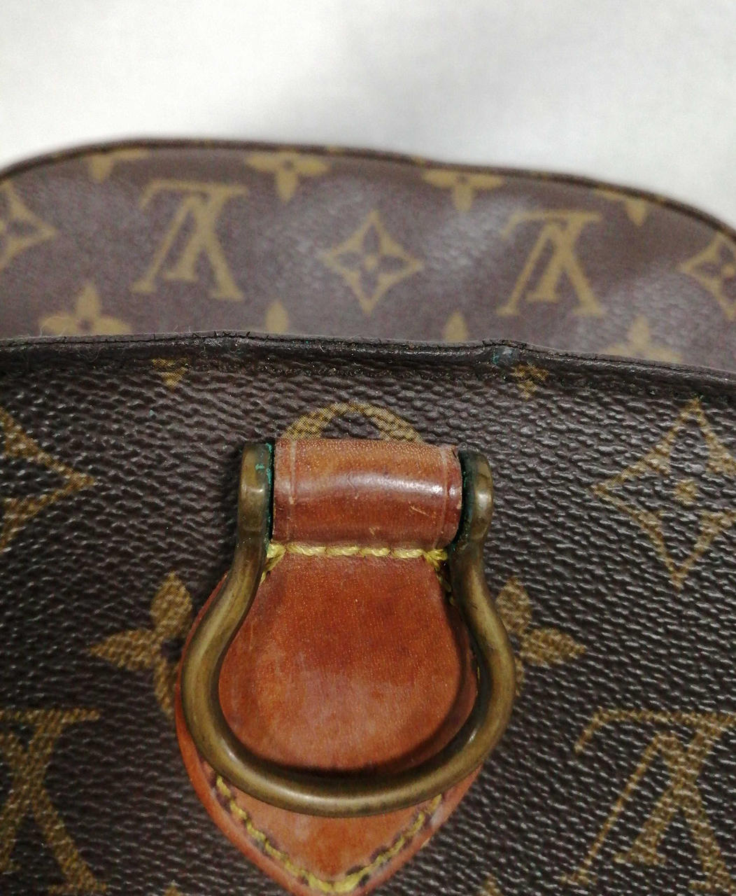 金具の当たる部分凹みあり