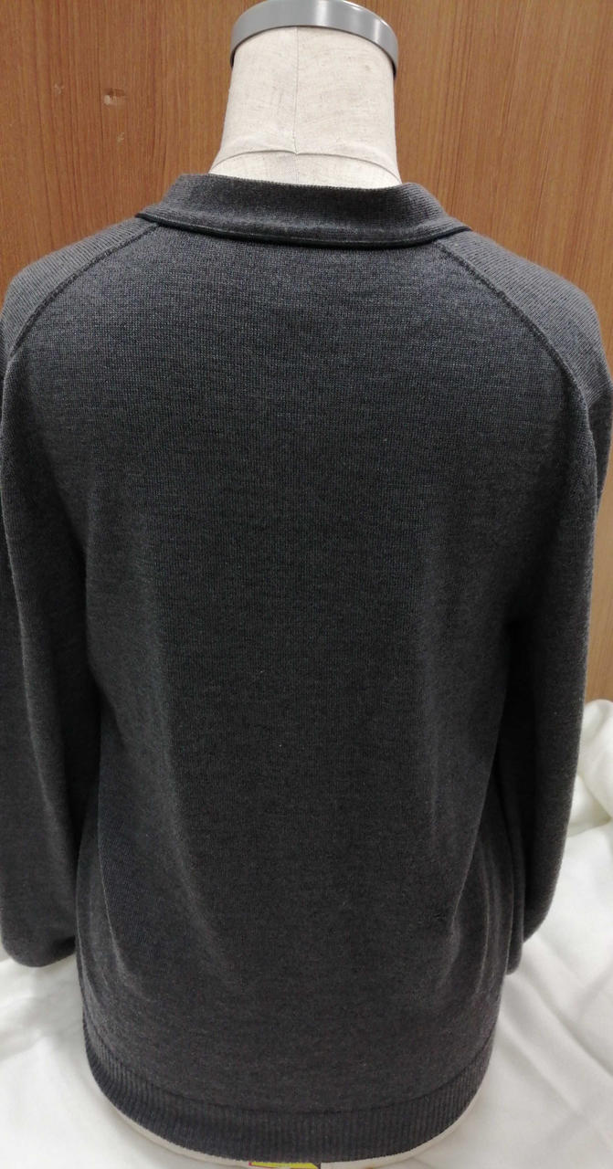 後ろ身頃腰辺りに虫食い2箇所穴あきあり