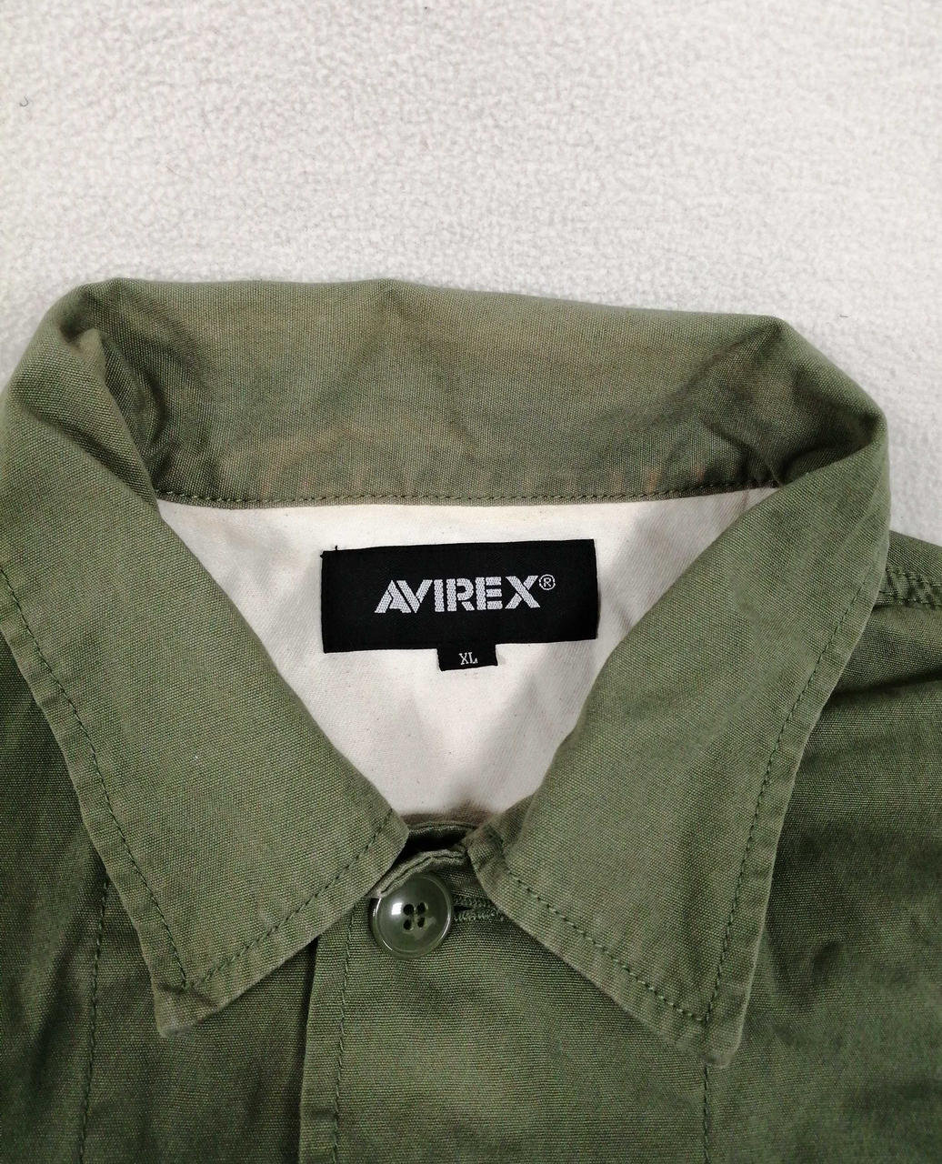 首元内側に汚れ・変色あり