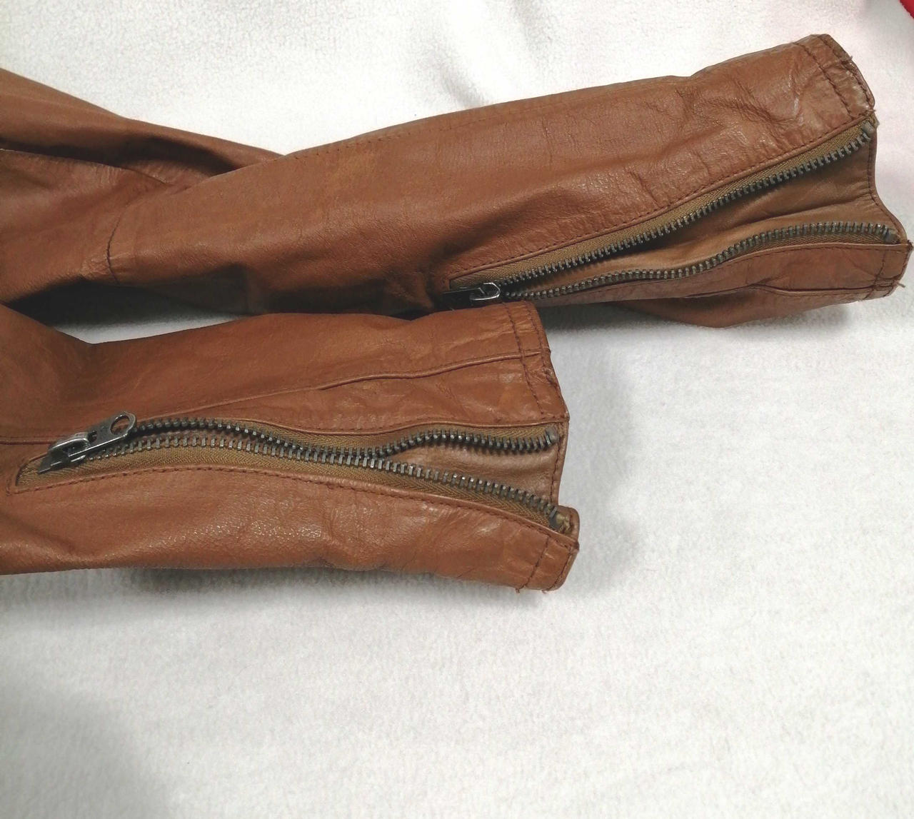 袖口各所汚れあり