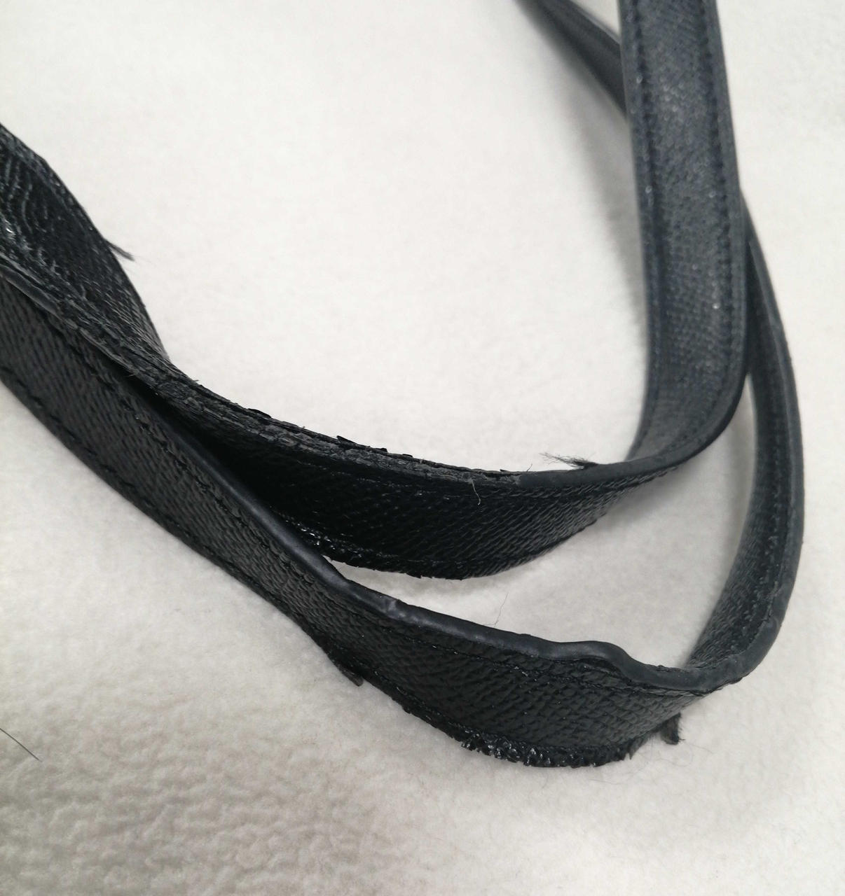 ヨレ・糸のほつれなどあり