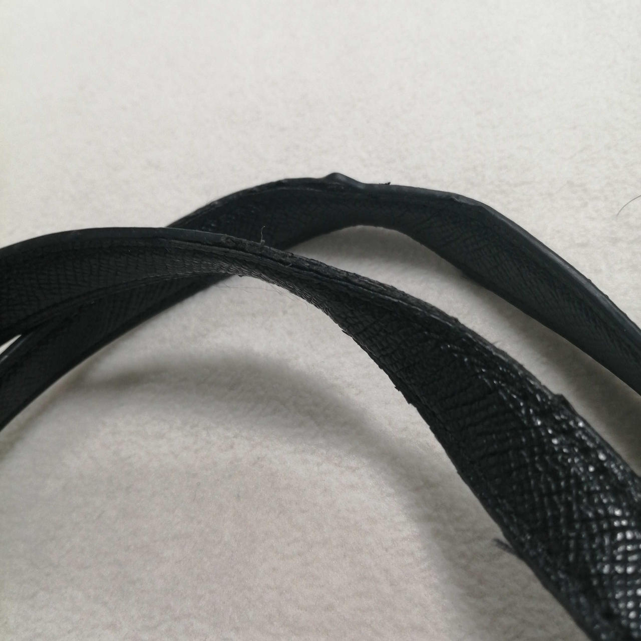 ヨレ・糸のほつれなどあり