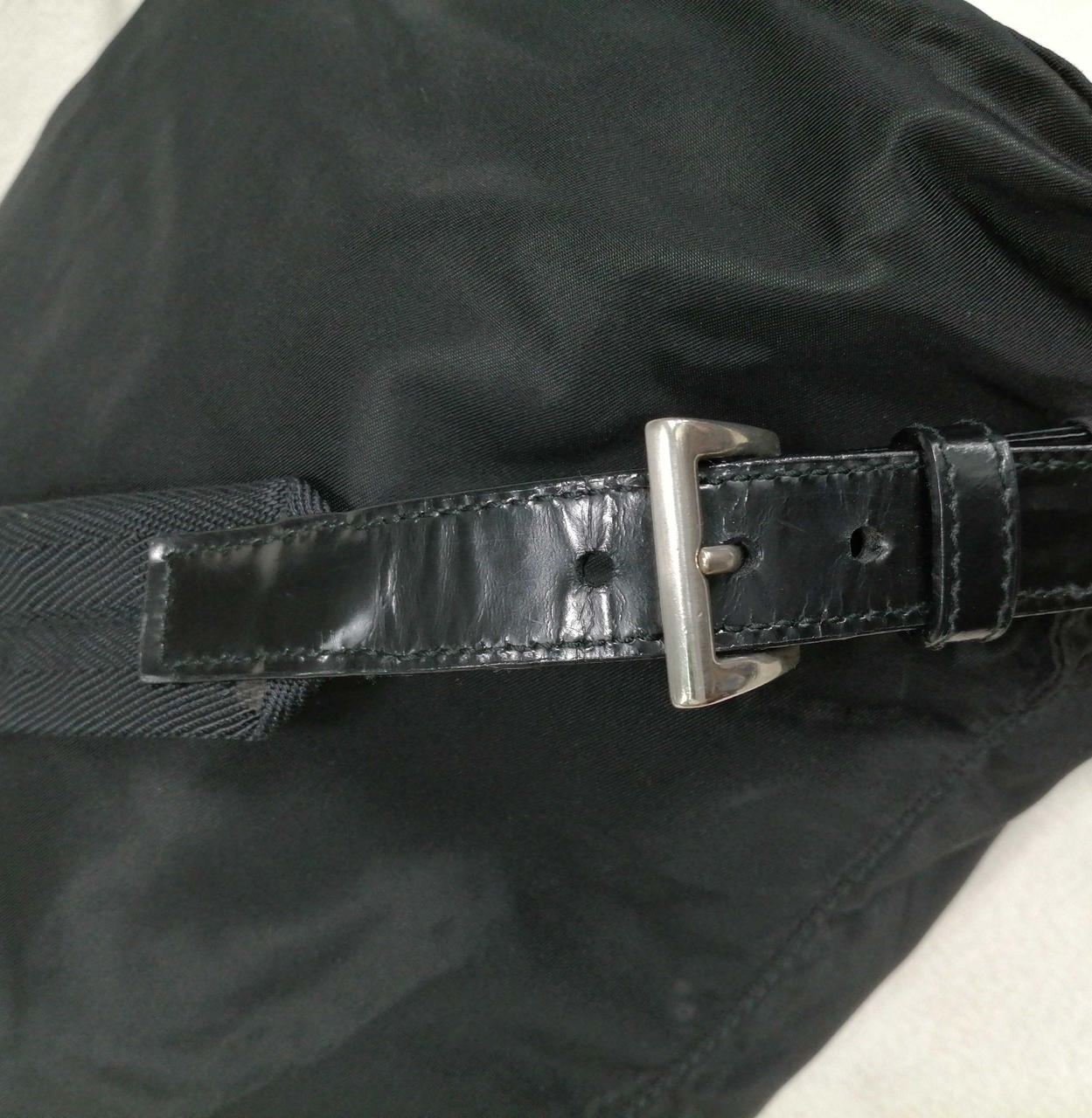 ベルト部分各所シワあり