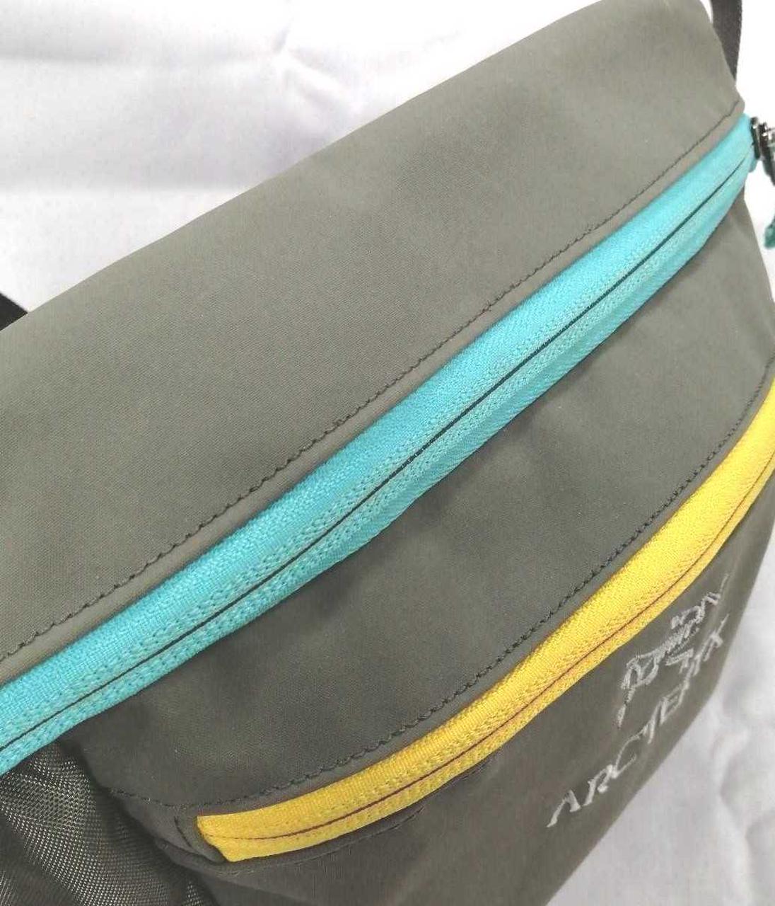 ファスナー変色あり