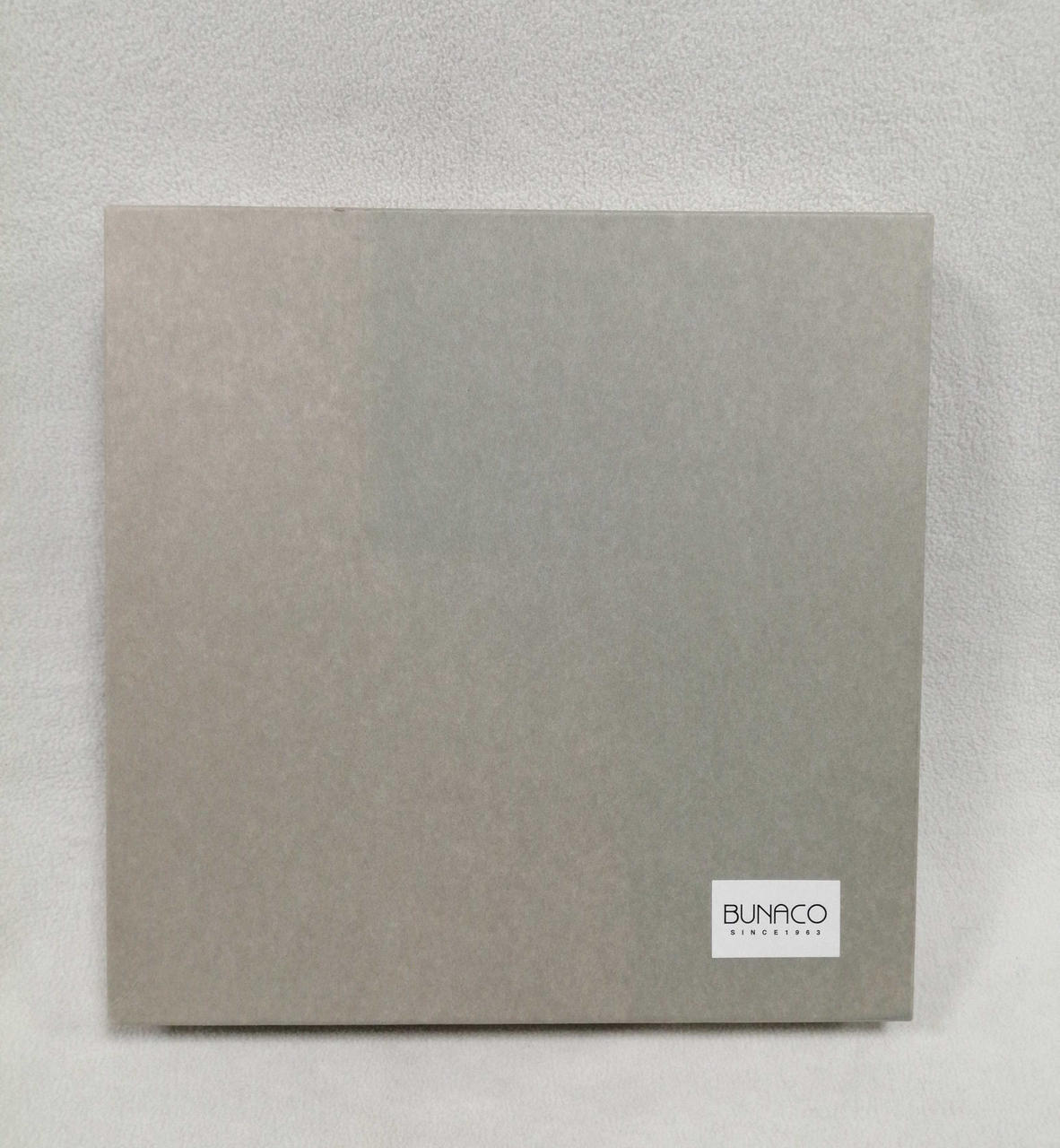 箱の変色・角スレあり