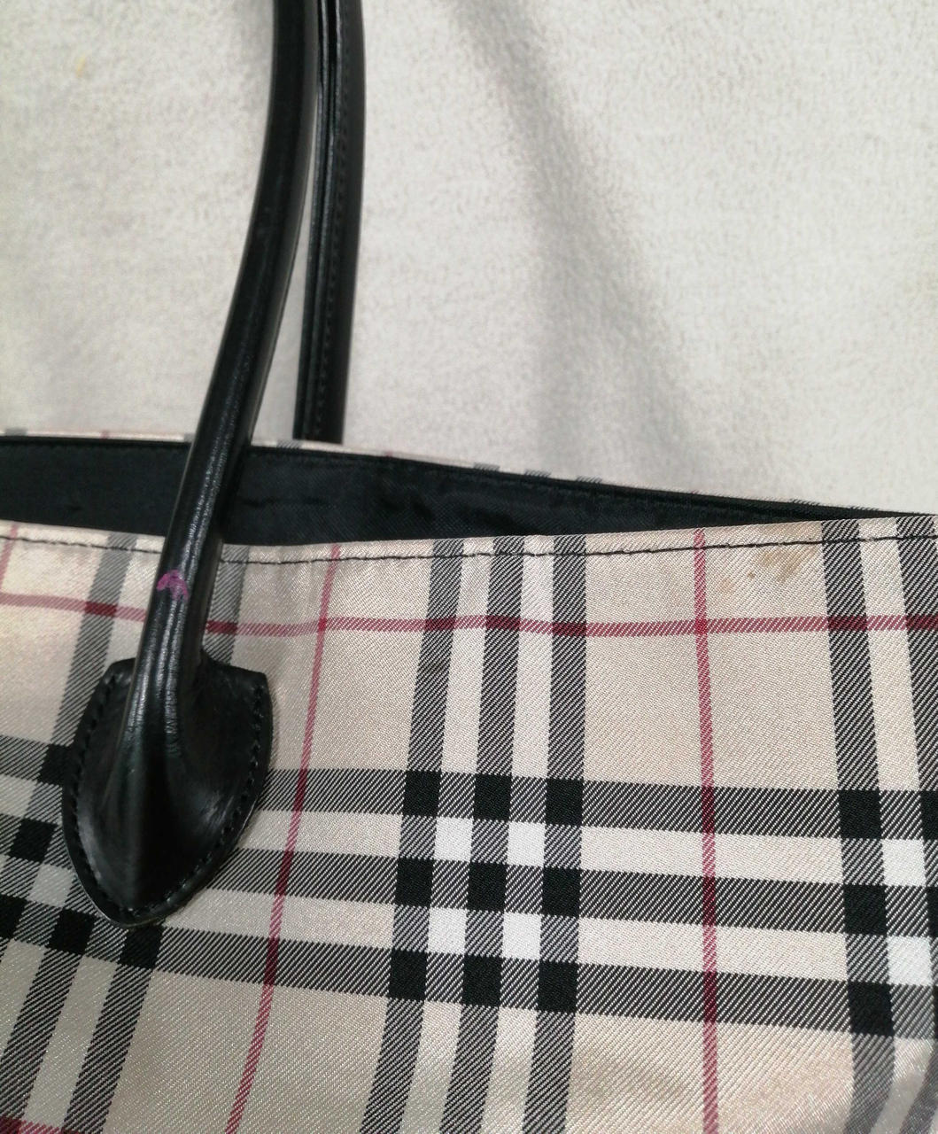 シミ・赤い塗料の付着あり